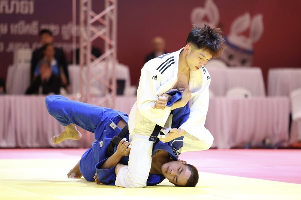 Vận động viên Nguyễn Hoàng Thành (áo trắng) thắng knock-out võ sỹ Thái Lan (áo xanh) bằng điểm ippon, giành huy chương Vàng chung kết hạng cân 55kg nam. Đội tuyển Judo có một kỳ đại hội thành công với 8 huy chương Vàng, 1 huy chương Bạc, 1 huy chương Đồng dẫn đầu bộ môn này. (Ảnh: TTXVN)