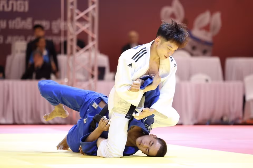 Vận động viên Nguyễn Hoàng Thành (áo trắng) thắng knock-out võ sỹ Thái Lan (áo xanh) bằng điểm ippon, giành huy chương Vàng chung kết hạng cân 55kg nam. Đội tuyển Judo có một kỳ đại hội thành công với 8 huy chương Vàng, 1 huy chương Bạc, 1 huy chương Đồng dẫn đầu bộ môn này. (Ảnh: TTXVN)