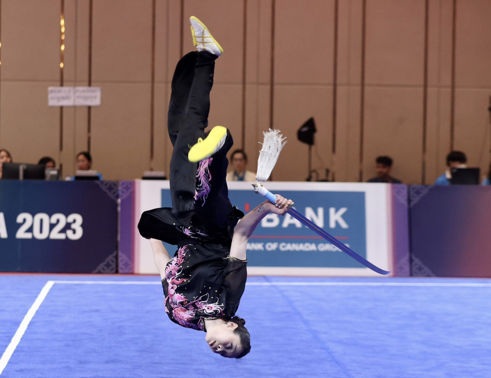 Vận động viên Dương Thúy Vi xuất sắc mang về huy chương Vàng đầu tiên cho Wushu Việt Nam ở nội dung thương + kiếm thuật nữ. Đội tuyển Wushu mang về 6 huy chương Vàng, 3 huy chương Bạc, 2 huy chương Đồng (Trong đó 2 huy chương Vàng nội dung biểu diễn, 4 huy chương Vàng nội dung tán thủ). (Ảnh: Hoàng Linh/TTXVN)