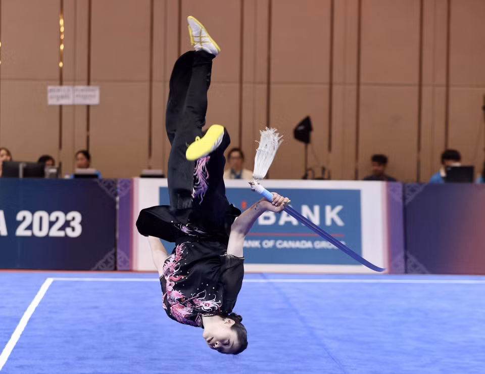 Vận động viên Dương Thúy Vi xuất sắc mang về huy chương Vàng đầu tiên cho Wushu Việt Nam ở nội dung thương + kiếm thuật nữ. Đội tuyển Wushu mang về 6 huy chương Vàng, 3 huy chương Bạc, 2 huy chương Đồng (Trong đó 2 huy chương Vàng nội dung biểu diễn, 4 huy chương Vàng nội dung tán thủ). (Ảnh: Hoàng Linh/TTXVN)