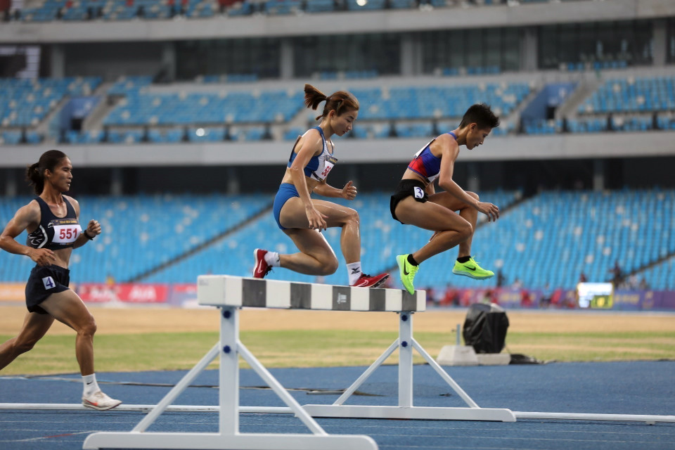 Vượt qua nhiều khó khăn, vận động viên Nguyễn Thị Oanh giành 4 huy chương Vàng cá nhân. Trong ảnh: Nguyễn Thị Oanh xuất sắc giành huy chương Vàng nội dung chạy vượt rào 3000m nữ tại SEA Games 32 với thành tích 10 phút 34 giây 39. (Ảnh: Minh Quyết/TTXVN)