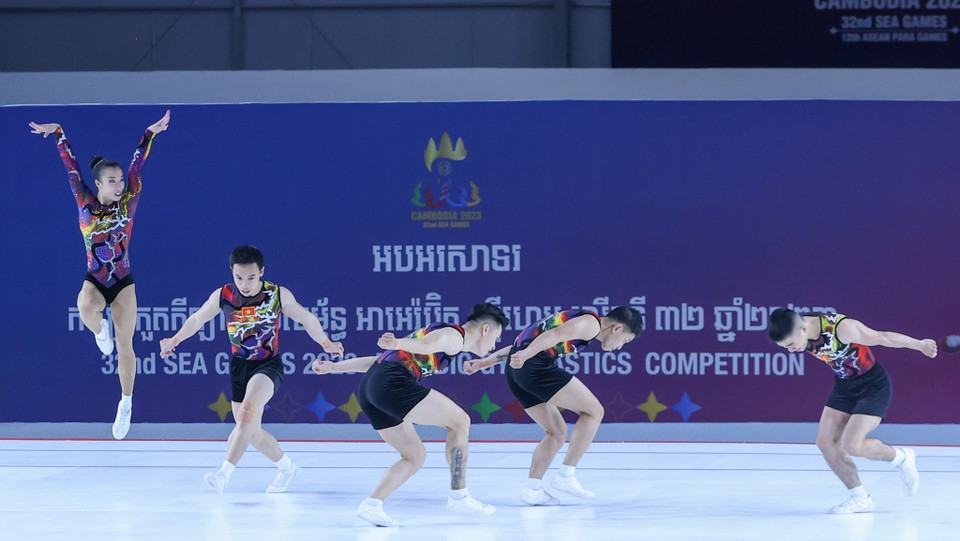 Huy chương Vàng nội dung Nhóm 5 người của Trần Ngọc Thuý Vi, Lê Hoàng Phong, Nguyễn Chế Thanh, Vương Hoài Ân, Nguyễn Việt Anh. Đội tuyển Aerobic Việt Nam đã lấy trọn cả 5 huy chương Vàng ở 5 nội dung thi đấu của môn Aerobic tại SEA Games 32. (Ảnh: Hoàng Linh/TTXVN)