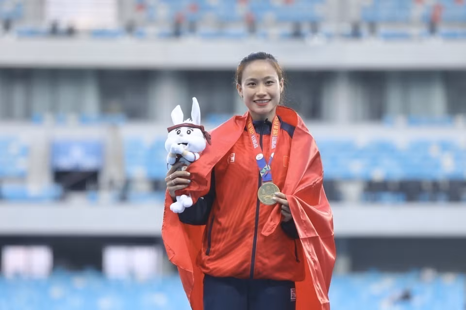 Vận động viên Huỳnh Thị Mỹ Tiên giành huy chương Vàng 100m rào nữ góp phần vào thành công của đội tuyển điền kinh Việt Nam. (Ảnh: Minh Quyết/TTXVN)