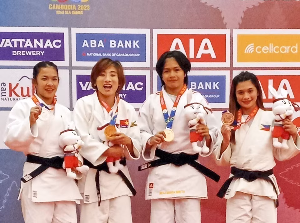 Các vận động viên Nguyễn Nhạc Như An, Hoàng Thị Tình, Lê Anh Tài và Nguyễn Thị Thanh Thủy của đội tuyển Judo thi đấu “bùng nổ”, liên tiếp mang về 4 tấm huy chương Vàng ở các nội dung đối kháng hạng dưới 44kg nữ, 48 kg nữ, 90kg nam và 52kg nữ, đưa tổng số huy chương Vàng nội dung đối kháng đạt con số 6 và là huy chương Vàng thứ 7 của đội tuyển Judo. (Ảnh: TTXVN)