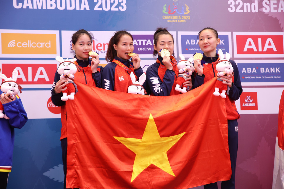 Đội Karate nữ đã bảo vệ thành công danh hiệu đương kim vô địch. Kết thúc SEA Games 32, đội tuyển Karate giành được 6 huy chương Vàng, gấp đôi chỉ tiêu đề ra. (Ảnh: Hoàng Linh/TTXVN)