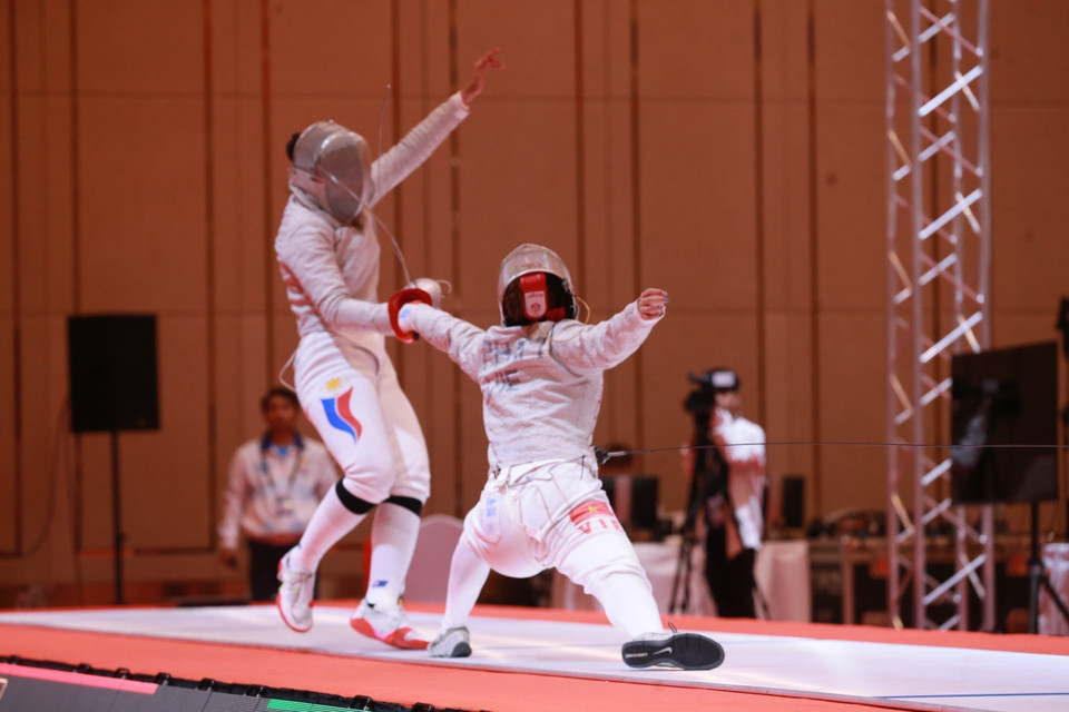 Các vận động viên Phùng Thị Khánh Linh, Phạm Thị Thu Hoài, Bùi Thị Thu Hà, Lê Minh Hằng giành huy chương Vàng môn Đấu kiếm ở nội dung Kiếm chém đồng đội nữ. (Ảnh: TTXVN)