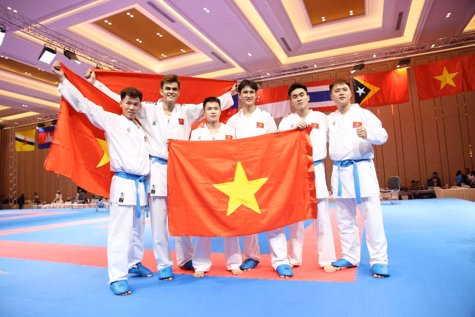 Đội Karate Nam lần đầu tiên có huy chương Vàng Kumite kể từ SEA Games 2017. Như vậy, kết thúc SEA Games 32, đội tuyển Karate giành được 6 huy chương Vàng, gấp đôi chỉ tiêu đề ra. (Ảnh: Hoàng Linh/TTXVN)