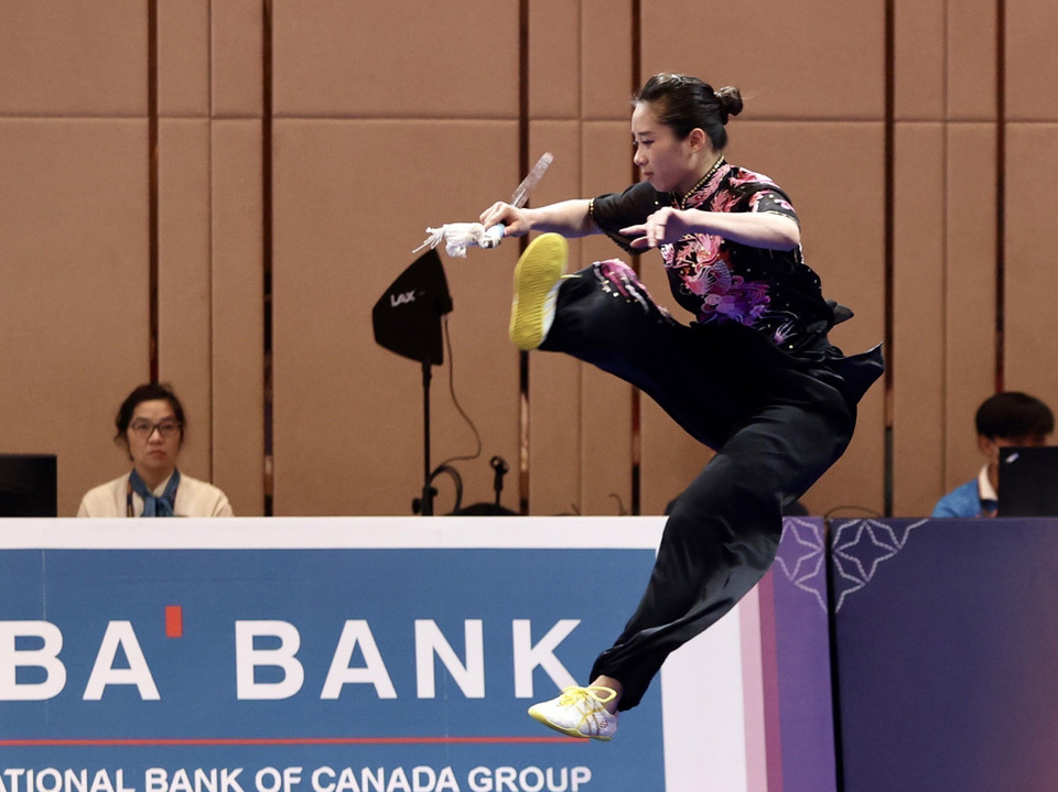 Vận động viên Dương Thúy Vi xuất sắc mang về huy chương Vàng đầu tiên cho Wushu Việt Nam ở nội dung thương + kiếm thuật nữ. Đội tuyển Wushu mang về 6 huy chương Vàng, 3 huy chương Bạc, 2 huy chương Đồng (Trong đó 2 huy chương Vàng nội dung biểu diễn, 4 huy chương Vàng nội dung tán thủ). (Ảnh: Hoàng Linh/TTXVN)