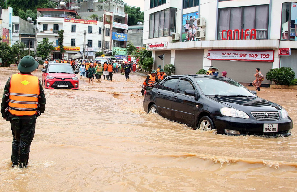 Mưa lớn kéo dài gây ngập sâu tại thành phố Sơn La, ảnh hưởng đến việc đi lại và sinh hoạt của nhân dân. (Ảnh: Quang Quyết/TTXVN)