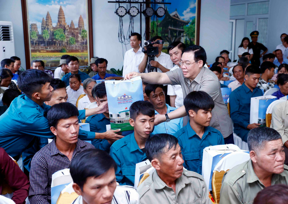 Chủ tịch Quốc hội Vương Đình Huệ trao tặng 100 suất quà các hộ gia đình chính sách, gia đình có hoàn cảnh khó khăn. (Ảnh: An Đăng/TTXVN)