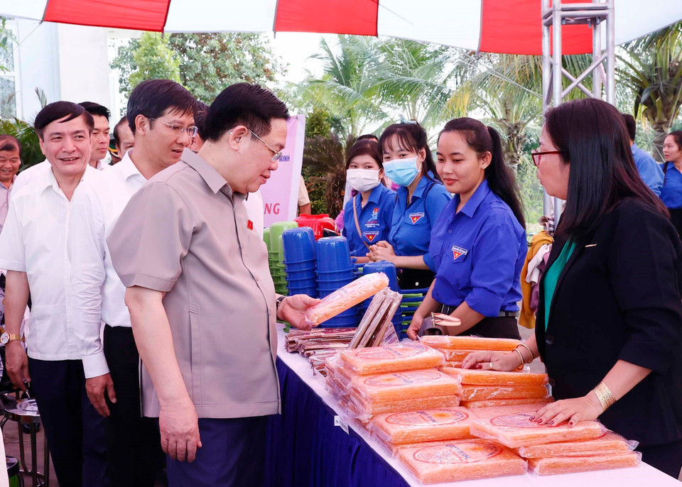 Chủ tịch Quốc hội Vương Đình Huệ tham quan các gian hàng trong phiên chợ 0 đồng. (Ảnh: An Đăng/TTXVN)