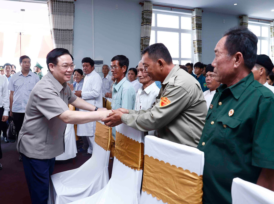 Cũng trong chiều 3/1/2024, Chủ tịch Quốc hội Vương Đình Huệ dự chương trình đoàn kết quân dân nhân kỷ niệm 65 năm Ngày truyền thống bộ đội biên phòng (3/3/1959 - 3/3/2024). (Ảnh: An Đăng/TTXVN)