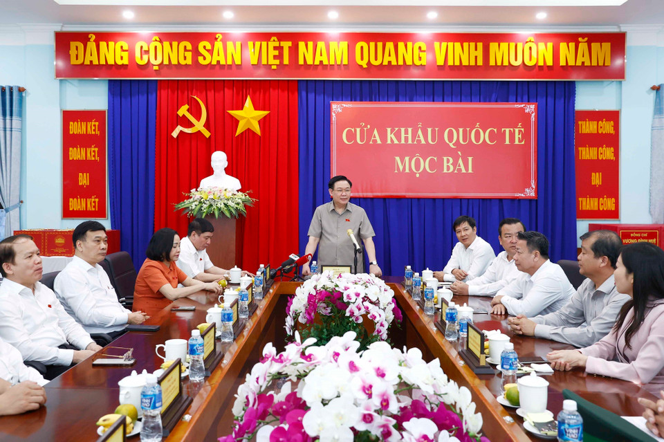 Chủ tịch Quốc hội Vương Đình Huệ phát biểu tại buổi làm việc. (Ảnh: An Đăng/TTXVN)