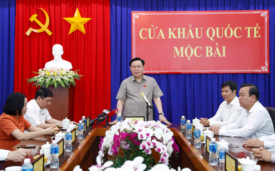 Chủ tịch Quốc hội Vương Đình Huệ phát biểu tại buổi làm việc. (Ảnh: An Đăng/TTXVN)