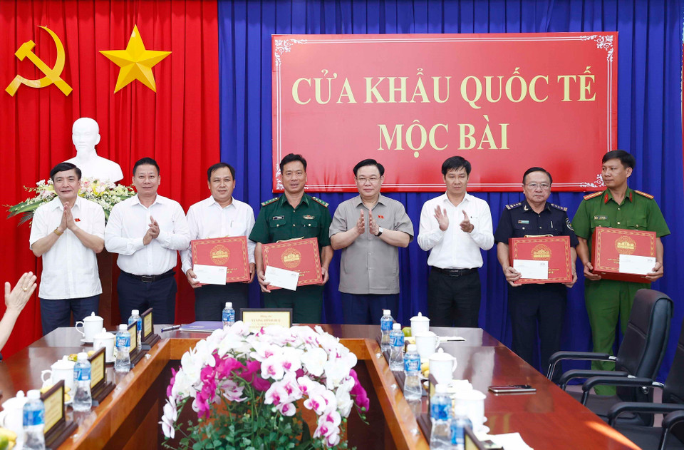 Chủ tịch Quốc hội Vương Đình Huệ tặng quà cho các đơn vị bảo vệ biên giới tại Cửa khẩu Quốc tế Mộc Bài. (Ảnh: An Đăng/TTXVN)