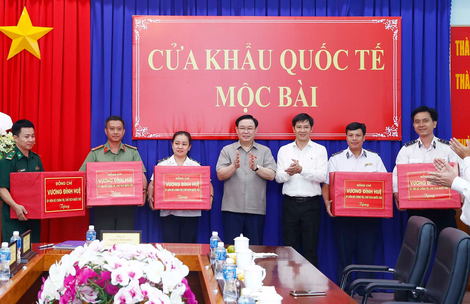 Chủ tịch Quốc hội Vương Đình Huệ tặng quà cho các đơn vị bảo vệ biên giới tại Cửa khẩu Quốc tế Mộc Bài. (Ảnh: An Đăng/TTXVN)