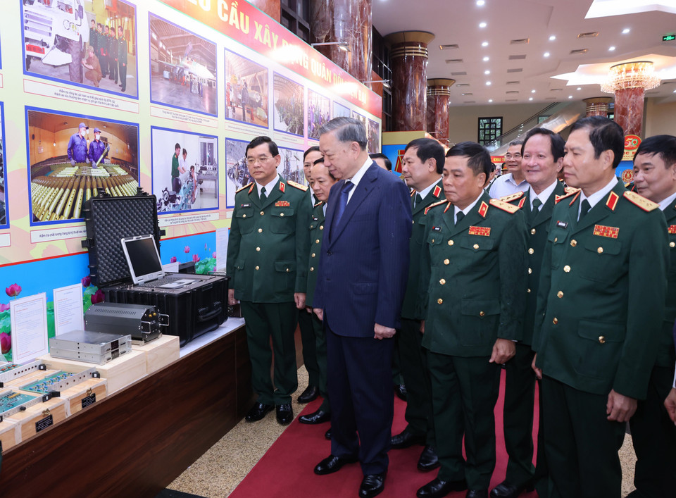 Tổng Bí thư, Chủ tịch nước Tô Lâm và các đại biểu tham quan trưng bày các khí tài, trang bị kỹ thuật quân sự. (Ảnh: Lâm Khánh/TTXVN)