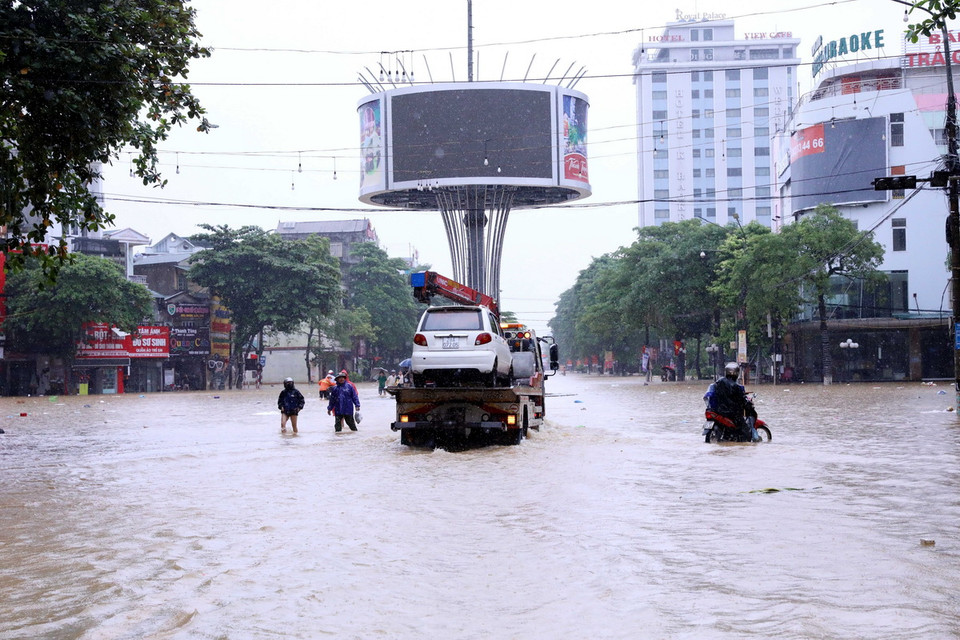 Xe ô tô bị chết máy khi đi qua khu vực bị ngập. (Ảnh: Quang Cường/TTXVN)
