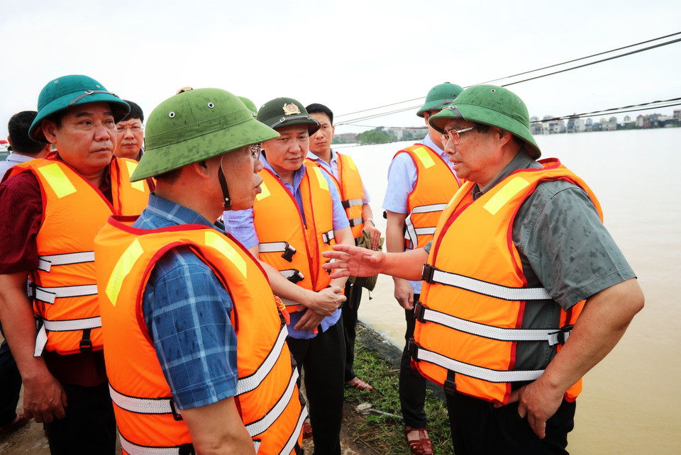 Thủ tướng Phạm Minh Chính kiểm tra khu vực cầu Đá, thôn Hạ Lát, xã Tiên Sơn, huyện Việt Yên. (Ảnh: Danh Lam/TTXVN)