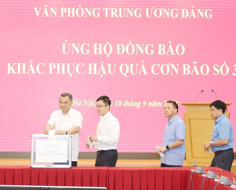 Cán bộ, công chức, viên chức người lao động Văn phòng Trung ương Đảng quyên góp ủng hộ đồng bào khắc phục hậu quả thiệt hại do cơn bão số 3 gây ra. (Ảnh: Trí Dũng/ TTXVN)