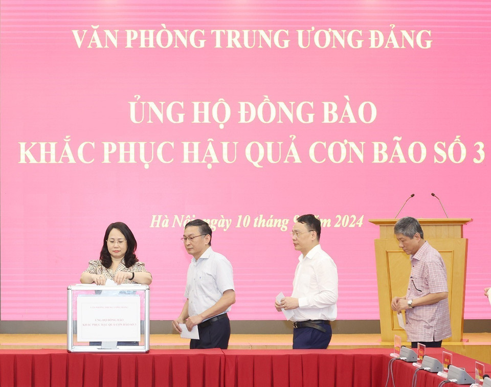 Cán bộ, công chức, viên chức người lao động Văn phòng Trung ương Đảng quyên góp ủng hộ đồng bào khắc phục hậu quả thiệt hại do cơn bão số 3 gây ra. (Ảnh: Trí Dũng/ TTXVN)