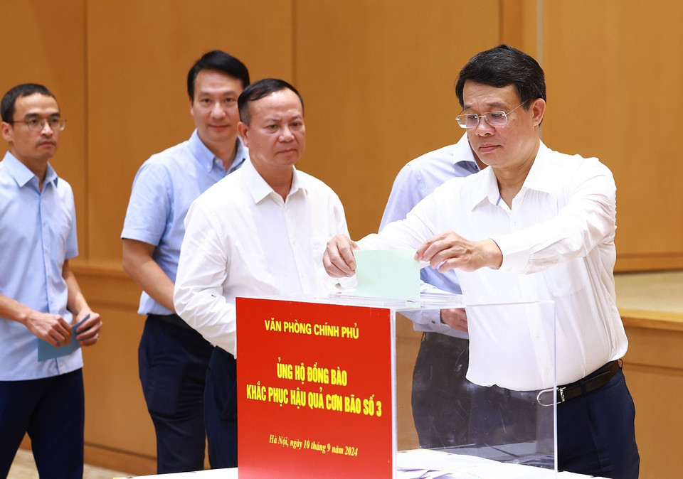 Cán bộ, công chức, viên chức, người lao động Văn phòng Chính phủ ủng hộ đồng bào khắc phục hậu quả cơn bão số 3. (Ảnh: Dương Giang/TTXVN)