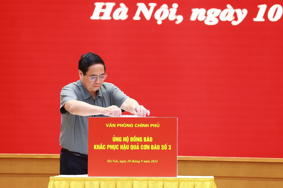 Thủ tướng Phạm Minh Chính ủng hộ đồng bào khắc phục hậu quả cơn bão số 3. (Ảnh: Dương Giang/TTXVN)