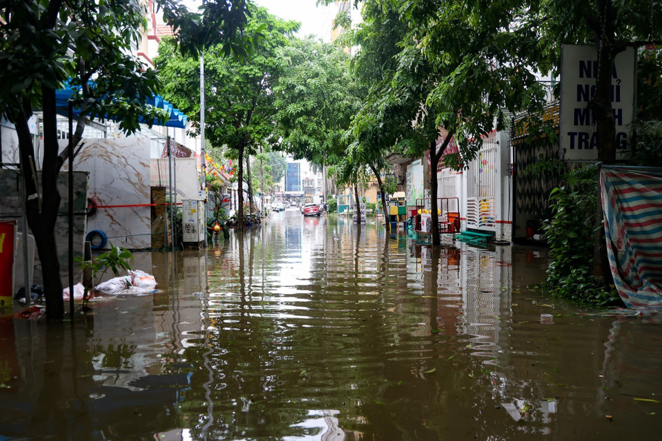 Nước lũ dâng cao gây ngập lụt tại khu vực đường 70, Thanh Trì, Hà Nội. (Ảnh: Minh Hiếu/TTXVN)