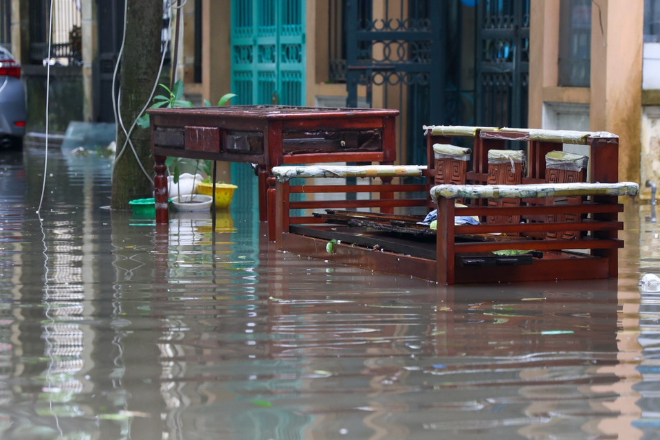 Nước lũ dâng cao gây ngập lụt tại khu vực đường 70, Thanh Trì, Hà Nội. (Ảnh: Minh Hiếu/TTXVN)