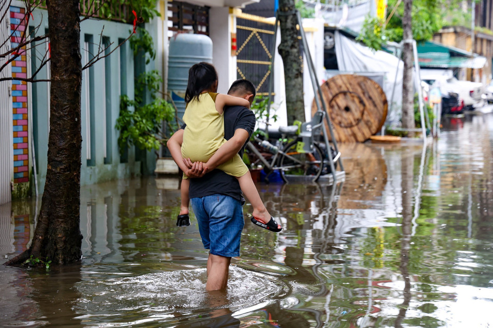 Nước lũ dâng cao gây ngập lụt tại khu vực đường 70, Thanh Trì, Hà Nội. (Ảnh: Minh Hiếu/TTXVN)