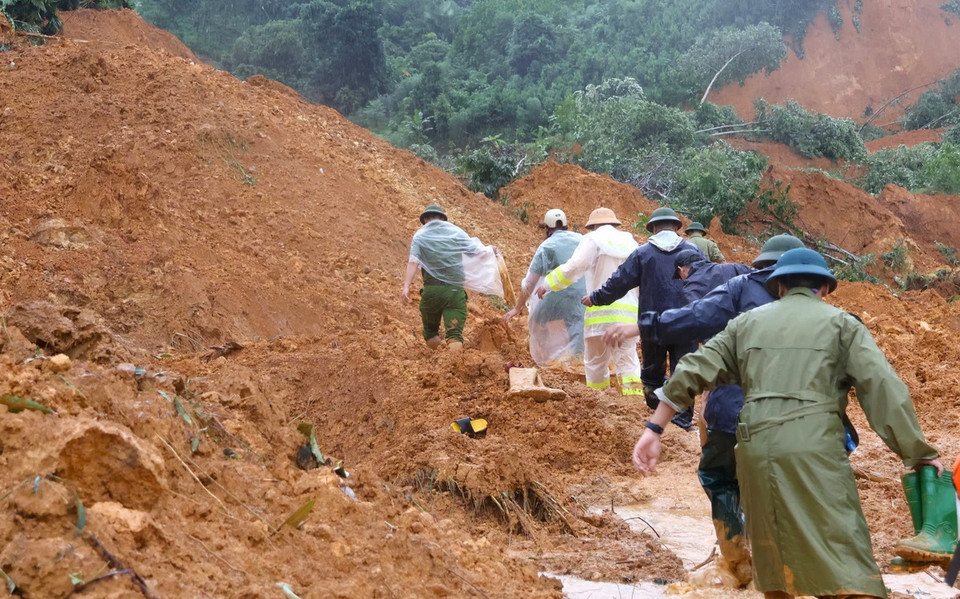 Lực lượng chức năng tiếp cận hiện trường tìm kiếm những nạn nhân mất tích còn lại. (Ảnh: TTXVN phát)