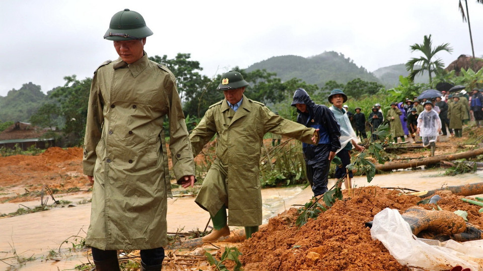 Phó Chủ tịch thường trực Ủy ban Nhân dân tỉnh Yên Bái Nguyễn Thế Phước cùng lực lượng cứu hộ tiếp cận hiện tìm kiếm những người mất tích trong vụ sạt lở đất tại xã Minh Xuân (huyện Lục Yên, tỉnh Yên Bái). (Ảnh: TTXVN phát)