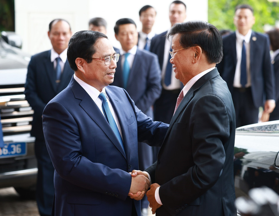 Thủ tướng Phạm Minh Chính đón Tổng Bí thư, Chủ tịch nước Lào Thongloun Sisoulith. (Ảnh: Dương Giang/TTXVN)