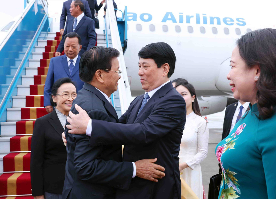 Ủy viên Bộ Chính trị, Thường trực Ban Bí thư Lương Cường đón Tổng Bí thư, Chủ tịch nước Lào Thongloun Sisoulith cùng Phu nhân tại sân bay quốc tế Nội Bài. (Ảnh: Phạm Kiên/TTXVN)