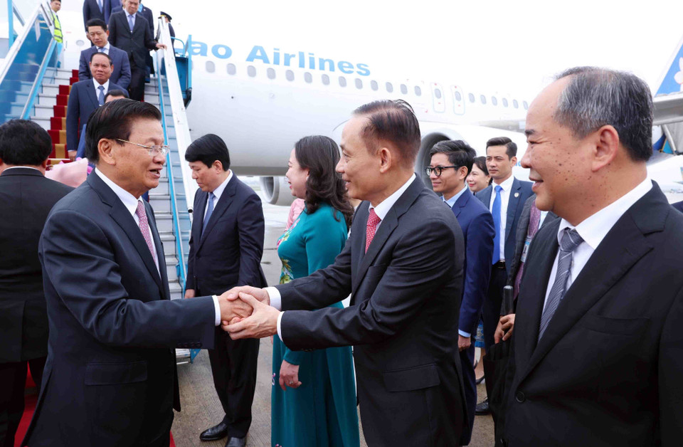 Các đồng chí: Thường trực Ban Bí thư Lương Cường, Trưởng ban Đối ngoại Trung ương Lê Hoài Trung, Phó Chủ tịch nước Võ Thị Ánh Xuân, Chủ nhiệm Văn phòng Chủ tịch nước Lê Khánh Hải đón Tổng Bí thư, Chủ tịch nước Lào Thongloun Sisoulith và Phu nhân tại sân bay quốc tế Nội Bài. (Ảnh: Phạm Kiên/ TTXVN)