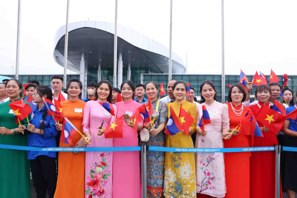 Nhân dân Thủ đô Hà Nội chào đón Tổng Bí thư, Chủ tịch nước Lào Thongloun Sisoulith cùng Phu nhân và Đoàn đại biểu cấp cao Đảng, Nhà nước Lào thăm cấp Nhà nước tới Việt Nam. (Ảnh: Phạm Kiên/TTXVN)