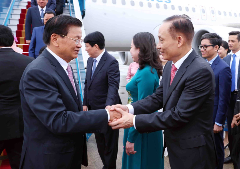 Bí thư Trung ương Đảng, Trưởng ban Đối ngoại Trung ương Lê Hoài Trung đón Tổng Bí thư, Chủ tịch nước Lào Thongloun Sisoulith và Phu nhân tại sân bay quốc tế Nội Bài. (Ảnh: Phạm Kiên/ TTXVN)