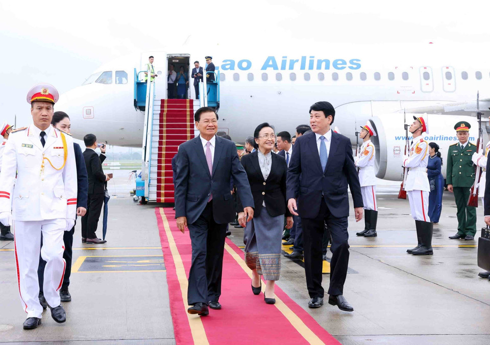 Tổng Bí thư, Chủ tịch nước Lào Thongloun Sisoulith và Phu nhân đến Hà Nội, bắt đầu thăm cấp Nhà nước tới Việt Nam. (Ảnh: Phạm Kiên/ TTXVN)