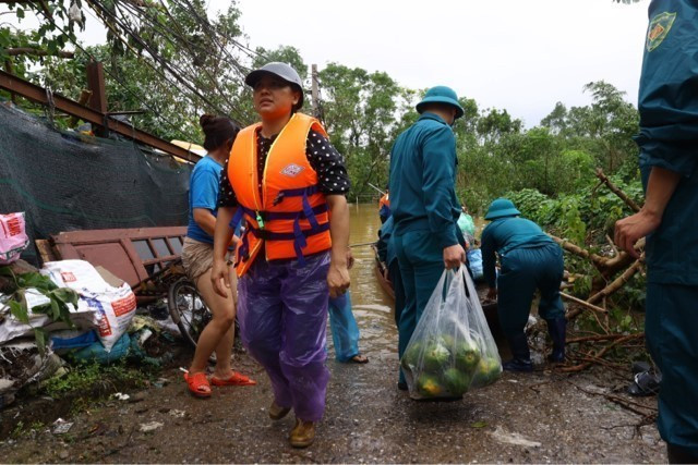 Người dân khu vực phường Yên Phụ di chuyển tài sản, vật dụng lên phố An Dương. (Ảnh: Huy Hùng/TTXVN)