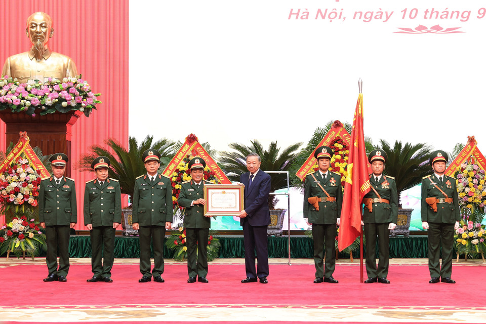 Tổng Bí thư, Chủ tịch nước Tô Lâm trao Huân chương Hồ Chí Minh tặng Tổng cục Kỹ thuật (Ảnh: Lâm Khánh/ TTXVN)