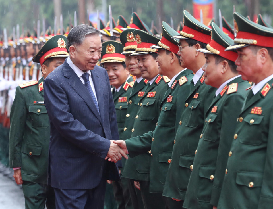 Tổng Bí thư, Chủ tịch nước Tô Lâm với lãnh đạo Bộ Quốc phòng, Tổng cục Chính trị và Tổng cục Kỹ thuật. (Ảnh: Lâm Khánh/TTXVN)
