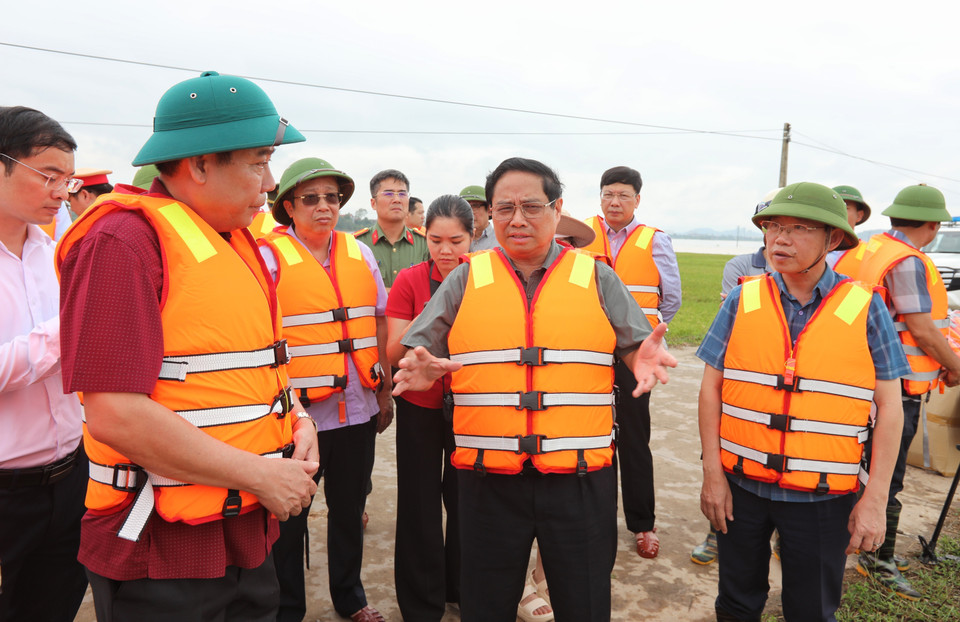 Thủ tướng Phạm Minh Chính kiểm tra khu vực cầu Đá, thôn Hạ Lát, xã Tiên Sơn, huyện Việt Yên. (Ảnh: Danh Lam/TTXVN)