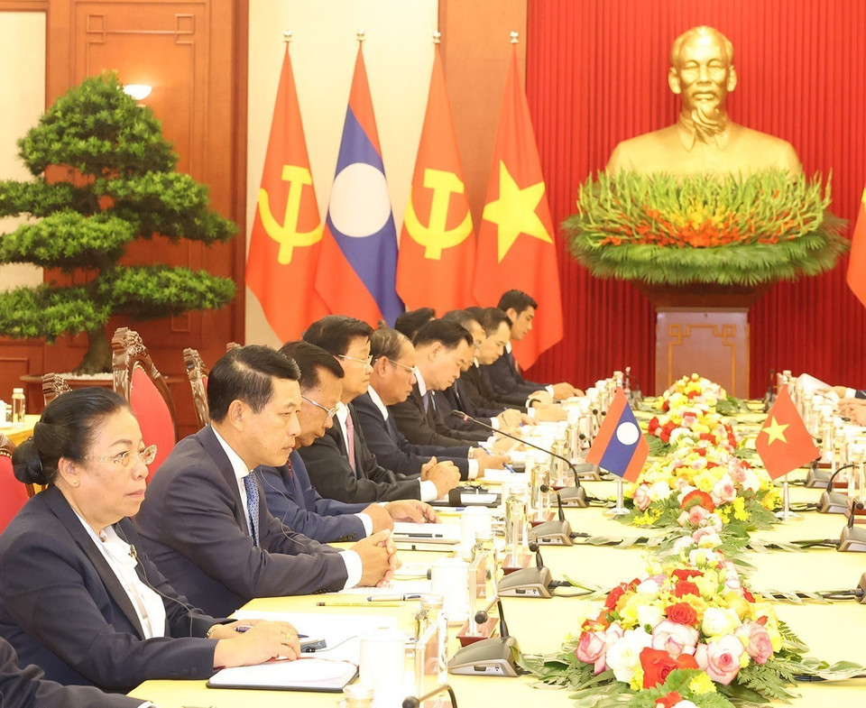 Tổng Bí thư, Chủ tịch nước Thongloun Sisoulith và các thành viên Đoàn Lào tại cuộc hội đàm. (Ảnh: Trí Dũng/ TTXVN)