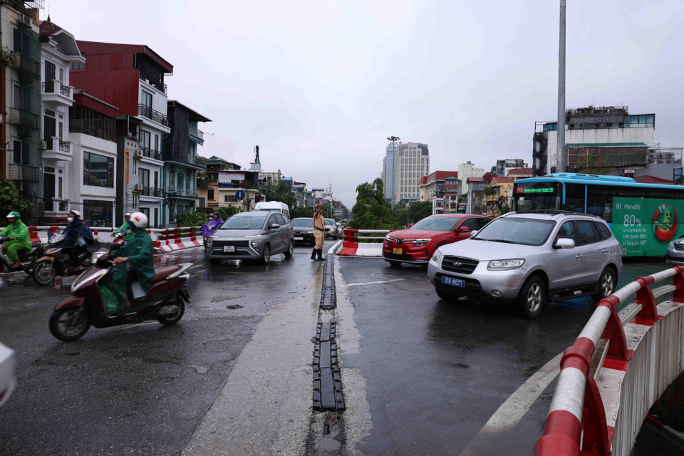 Lực lượng chức năng tổ chức phân luồng giao thông tại đầu cầu Chương Dương (phía quận Hoàn Kiếm). (Ảnh: Vũ Sinh/TTXVN)