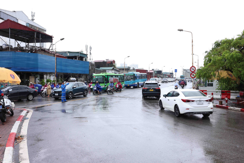 Lực lượng chức năng tổ chức phân luồng giao thông tại đầu cầu Chương Dương (phía quận Hoàn Kiếm). (Ảnh: Vũ Sinh/TTXVN)