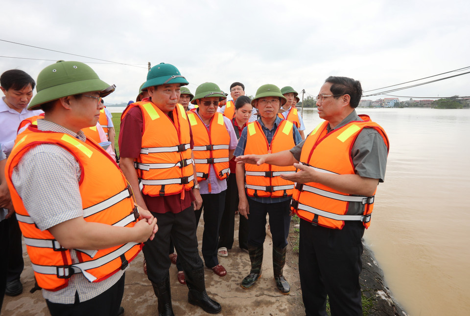 Thủ tướng Phạm Minh Chính kiểm tra khu vực cầu Đá, thôn Hạ Lát, xã Tiên Sơn, huyện Việt Yên. (Ảnh: Danh Lam/TTXVN)