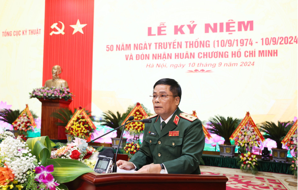 Trung tướng Trần Minh Đức, Chủ nhiệm Tổng cục Kỹ thuật đọc diễn văn kỷ niệm. (Ảnh: Lâm Khánh/TTXVN)