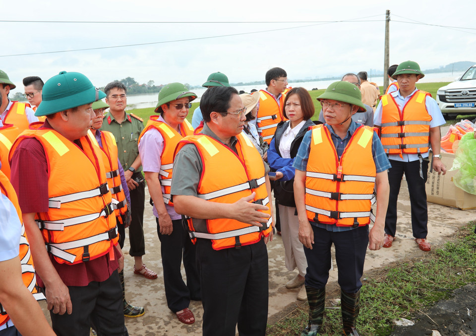 Thủ tướng Phạm Minh Chính kiểm tra khu vực cầu Đá, thôn Hạ Lát, xã Tiên Sơn, huyện Việt Yên. (Ảnh: Danh Lam/TTXVN)