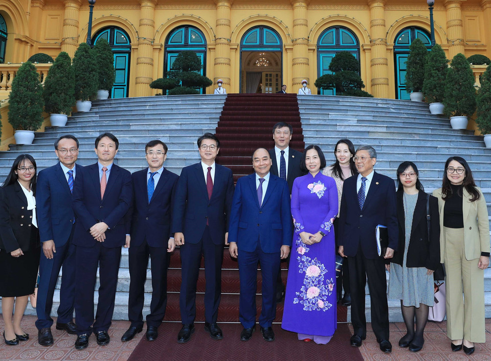 Chủ tịch nước Nguyễn Xuân Phúc chụp ảnh chung với các đại biểu. (Ảnh: Thống Nhất/TTXVN)