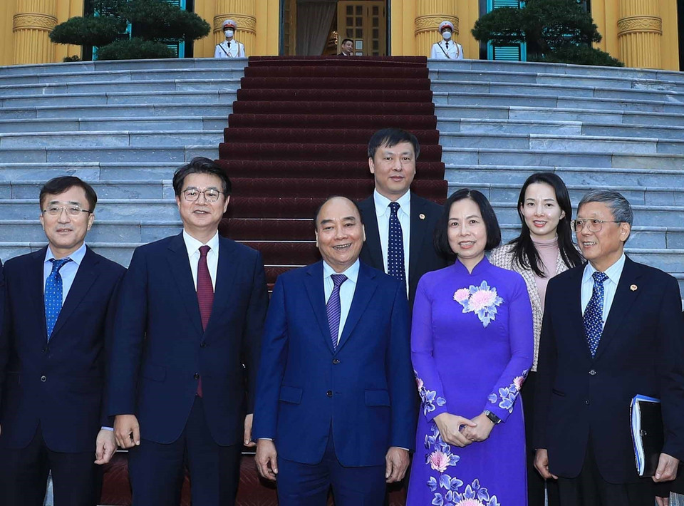 Chủ tịch nước Nguyễn Xuân Phúc chụp ảnh chung với các đại biểu. (Ảnh: Thống Nhất/TTXVN)